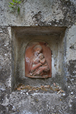 Madonna col Bambino, nicchia di una  Fattoria in Valdelsa
