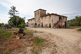 casa rurale con grande colombaia in Val d'Era