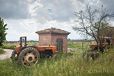 Toskana - Traktor und Brunnen vor Bauernhaus, verlassenes Landgut im Val di Chiana bei Bettolle