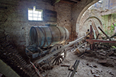 Toskana Landgut Fattoria di Meleto, Italien verlassenes Bauernhaus Rustico, alter Karren mit Fass 