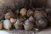 Toscana podere abbandonato in Val di Chiana; damigiane