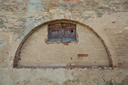 Bauernhaus Casanova, Westseite, geschlossene Bogenöffnung mit Fenster