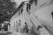 Landgut Le Colombaie 1973, Bauernhaus mit großer Außentreppe und Loggia, Toskana 