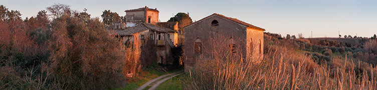 Landgut Vallaia mit Bauernhaus und Scheune, Toskana Winter 2015, Panoramaufnahme der Rückseite