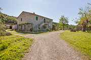Bauernhaus Casalino in Toskana kaufen, Haus mit Außentreppe